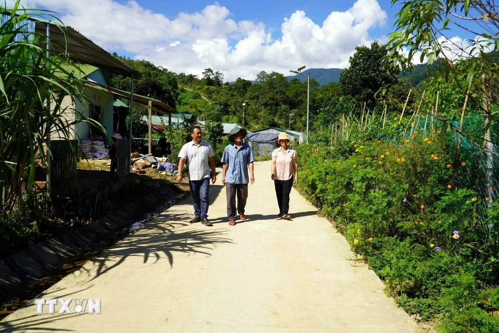 Một đường làng đã được bêtông hóa, khang trang, sạch đẹp tại Kon Tum. (Ảnh: Cao Nguyên/TTXVN)