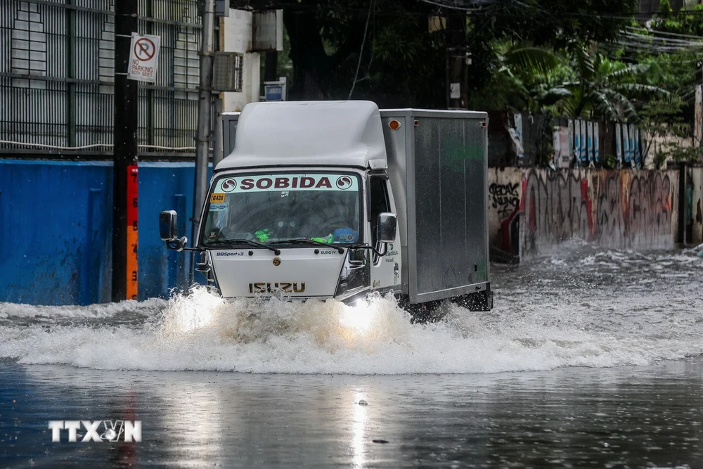 Cảnh ngập lụt sau bão tại tỉnh Quezon, Philippines, ngày 24/10/2024. (Ảnh: THX/TTXVN)