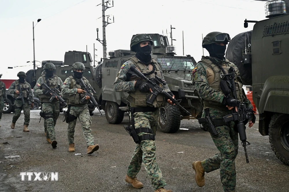 Lực lượng an ninh được triển khai tại nhà tù Regional 8 ở Guayaquil, Ecuador, ngày 7/1/2024. (Ảnh: AFP/TTXVN)