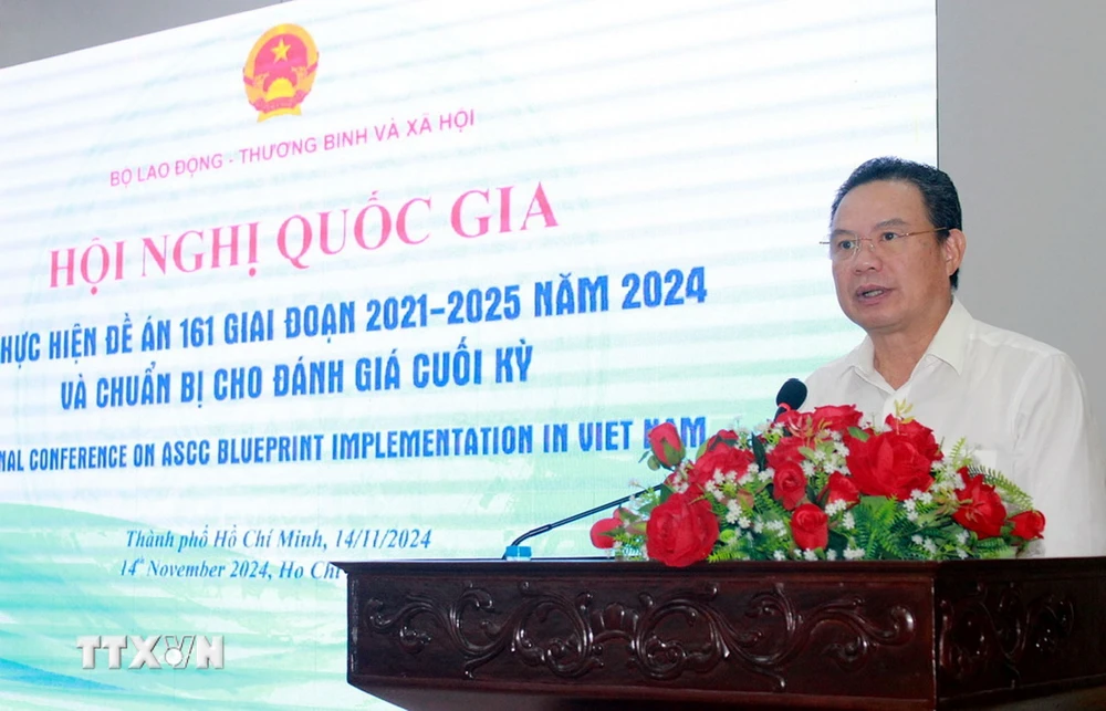 Ông Lê Văn Thanh, Thứ trưởng Bộ Lao động, Thương binh và Xã hội, phát biểu tại Hội nghị. (Ảnh: Thanh Vũ/TTXVN)