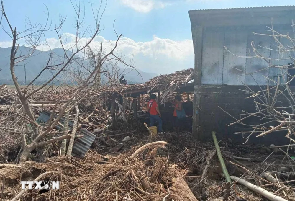 Người dân thu dọn đống đổ nát sau khi bão Usagi quét qua tỉnh Cagayan, Philippines ngày 15/11/2024. (Ảnh: REUTERS/TTXVN)