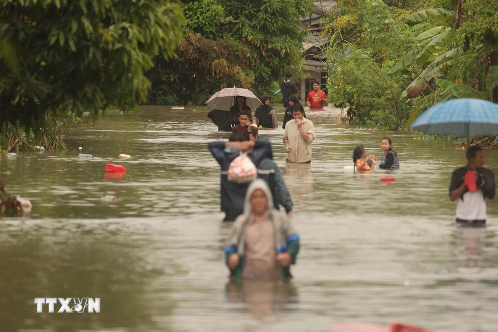 Người dân sơ tán khỏi vùng ngập lụt tại Narathiwat, Thái Lan. (Ảnh: THX/TTXVN)