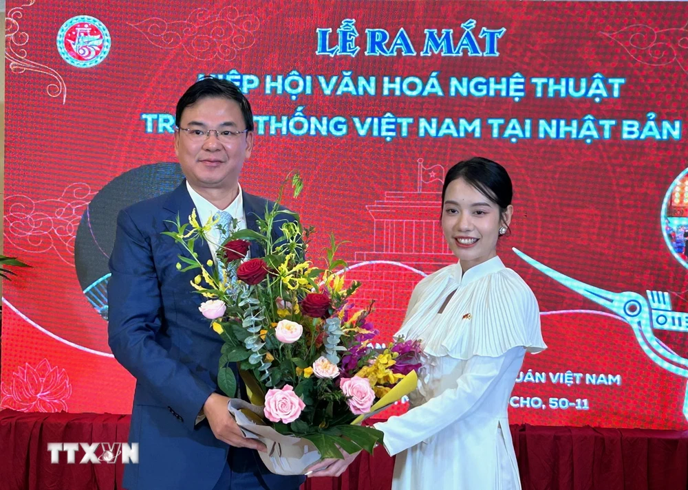 Đại sứ Việt Nam tại Nhật Bản Phạm Quang Hiệu chúc mừng bà Đỗ Khánh Hân, Chủ tịch Hiệp hội Văn hóa Nghệ thuật truyền thống Việt Nam tại Nhật Bản. (Ảnh: Nguyễn Tuyến/TTXVN)