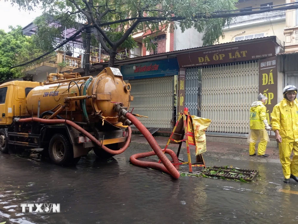 Tình trạng ngập úng tai các đô thị vẫn diễn ra thường xuyên sau mỗi đợt mưa lớn. (Ảnh: Nguyễn Thắng/TTXVN)