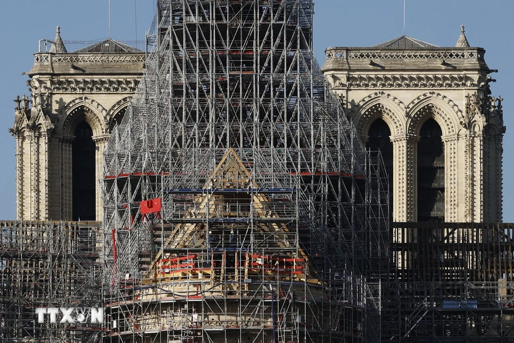 Nhà thờ Đức Bà Paris trong quá trình phục dựng, ngày 6/12/2023. (Ảnh: AFP/TTXVN)