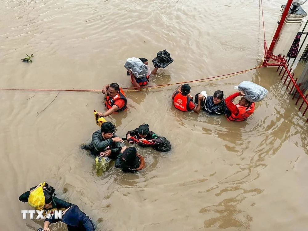 Lực lượng cứu hộ sơ tán người dân khỏi vùng ngập lụt do bão Trami tại tỉnh Camarines Sur, Philippines ngày 24/10/2024. (Ảnh: THX/TTXVN)