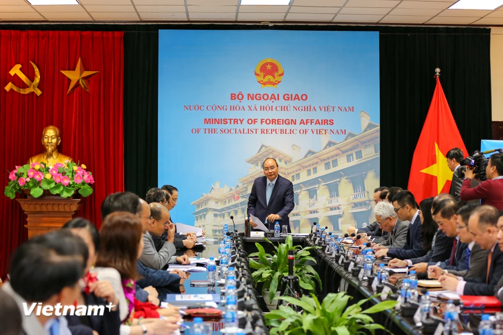 Thủ tướng Nguyễn Xuân Phúc đã có buổi làm việc, kiểm tra và chỉ đạo công tác của Bộ Ngoại giao trước thềm Hội nghị thượng đỉnh Hoa Kỳ-Triều Tiên lần 2. (Ảnh: Minh Sơn/Vietnam+)