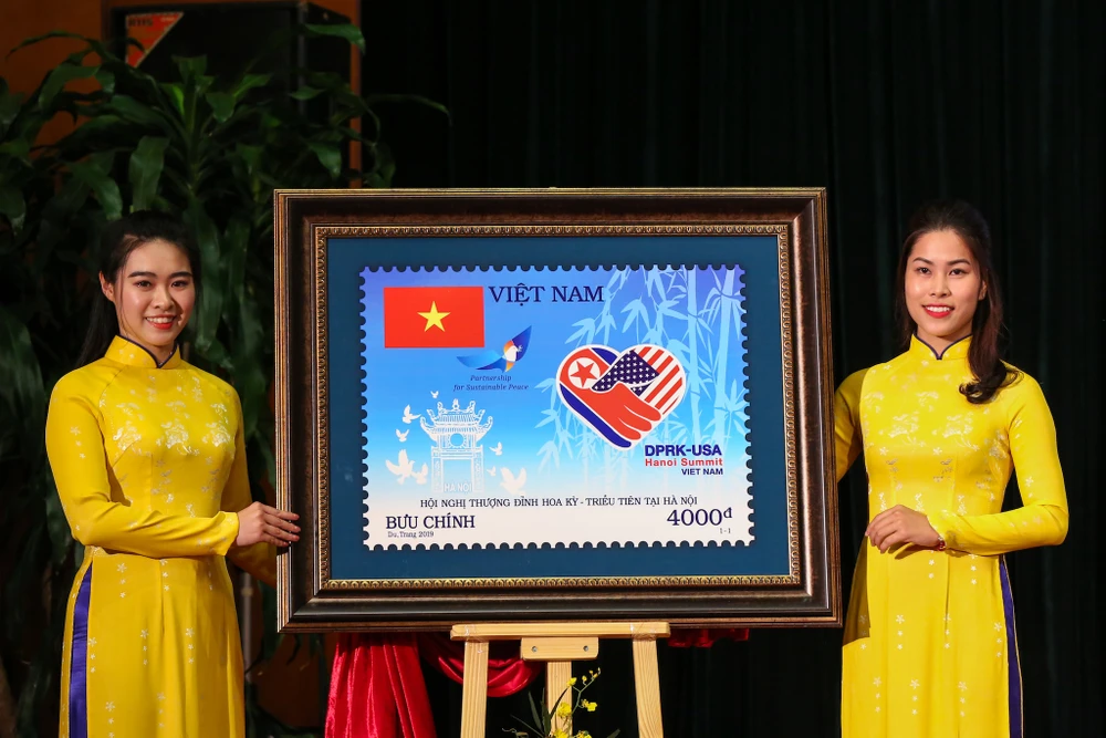 Bộ tem được phát hành nhân sự kiện đặc biệt Hội nghị thượng đỉnh Hoa Kỳ - Triều Tiên lần 2 tại Hà Nội. (Ảnh: Minh Sơn/Vietnam+)