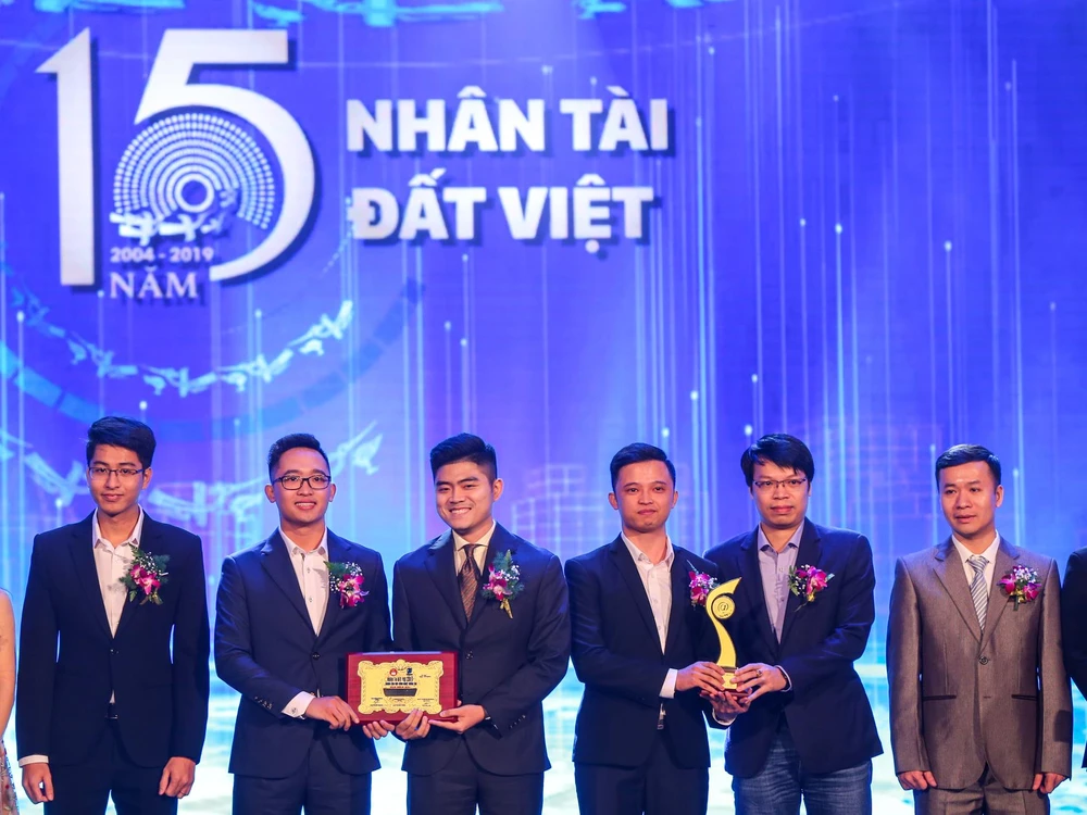 Nhóm tác giả đạt giải Nhất với sản phẩm Phần mềm tự động chuyển đổi tiếng nói tiếng Việt sang văn bản, gọi tắt là "Origin-STT". (Ảnh: Minh Sơn/Vietnam+)