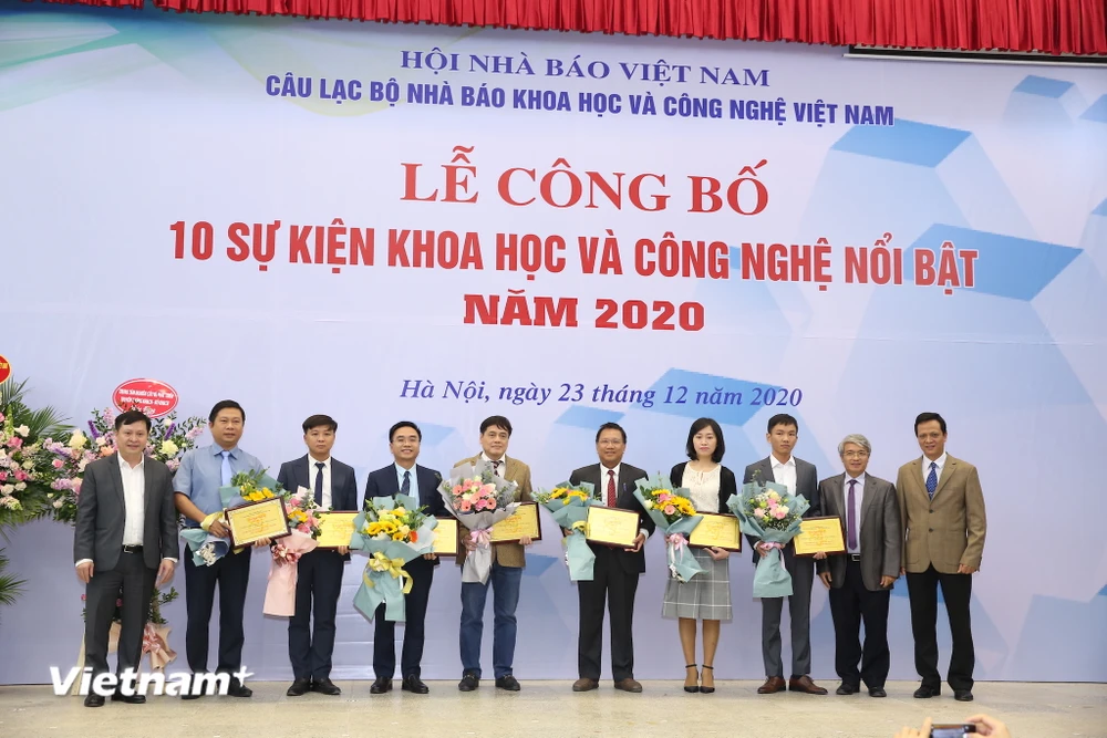 Đại diện 10 sự kiện khoa học - công nghệ của năm 2020 lên nhận giấy chứng nhận. (Ảnh: Minh Sơn/Vietnam+)