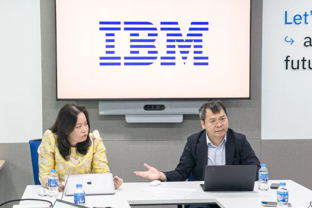 Đại diện của IBM chia sẻ 5 xu hướng công nghệ cho năm 2024. (Ảnh: Minh Sơn/Vietnam+)