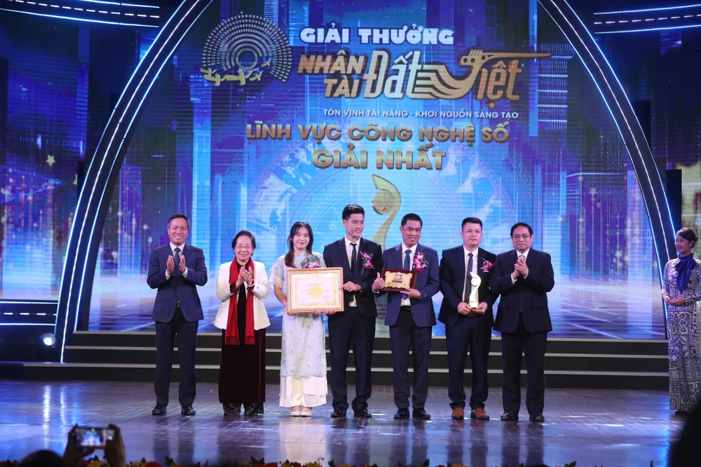 Thủ tướng Chính phủ Phạm Minh Chính đã trao giải Nhất lĩnh vực Công nghệ Số cho các tác giả, nhóm tác giả xuất sắc, với sản phẩm “Phần mềm Số hóa và mô phỏng DKS-SINOVA." (Ảnh: Ban tổ chức)