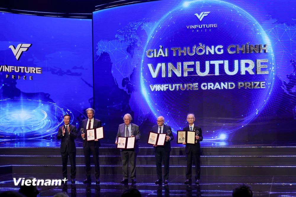 Các nhà khoa học đạt Giải thưởng VinFuture năm 2023. (Ảnh: Minh Sơn/Vietnam+)