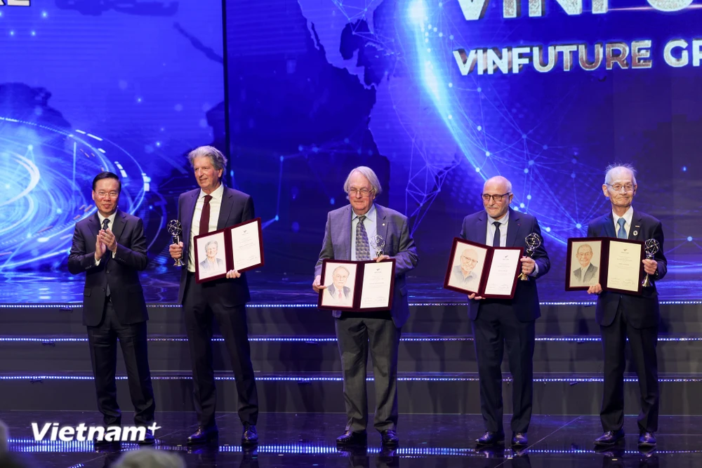 Giải thưởng Chính trị giá 3 triệu USD được trao cho “Phát minh sản xuất Năng lượng Xanh bằng pin Mặt Trời và lưu trữ bằng pin Lithium-ion." (Ảnh: Minh Sơn/Vietnam+)