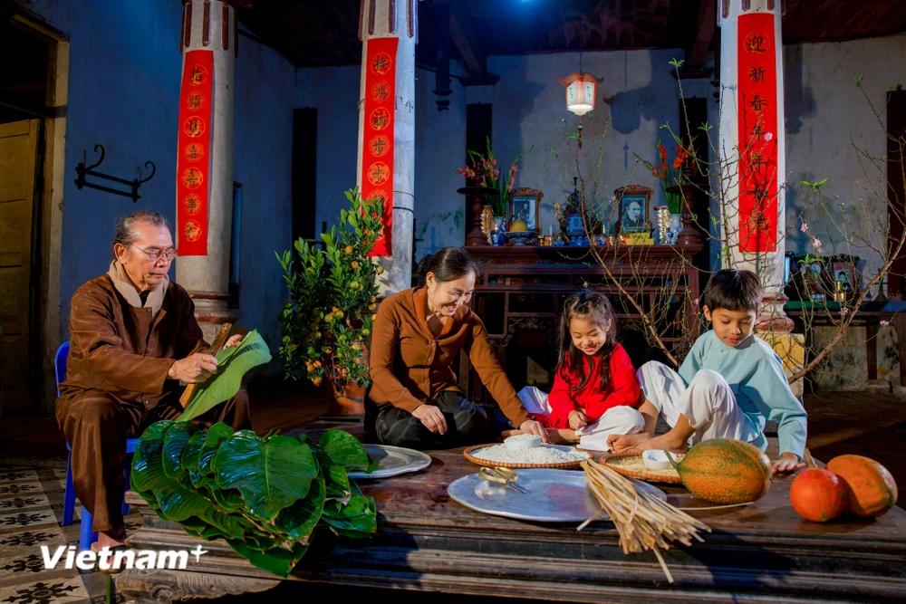 Dịp cận Tết, Canon Việt Nam đã tổ chức một sự kiện trải nghiệm thế hệ máy ảnh và ống kính mới cho các nhiếp ảnh gia bằng cách tái hiện không gian Tết Bắc Bộ ngày xưa. (Ảnh: PV/Vietnam+)