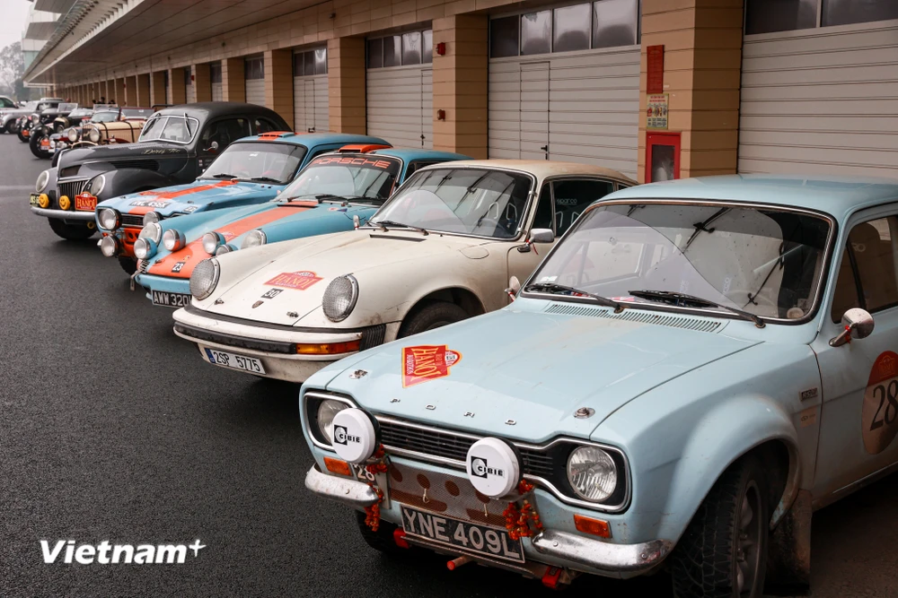 Đoàn xe cổ của câu lạc bộ Rally The Globe (Vương quốc Anh) gồm nhiều dòng xe nổi tiếng thế giới đã chính thức đặt chân đến Hà Nội, kết thúc hành trình xuyên qua 4 quốc gia Đông Nam Á gần một tháng. (Ảnh: Minh Sơn/Vietnam+)