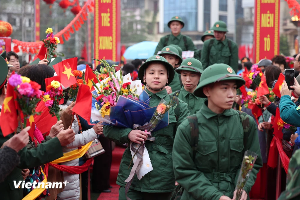 Hòa chung không khí sôi nổi của cả nước, sáng 26/2, hàng ngàn thanh niên các địa phương trên địa bàn Hà Nội đã lên đường nhập ngũ. (Ảnh: Minh Sơn/Vietnam+)