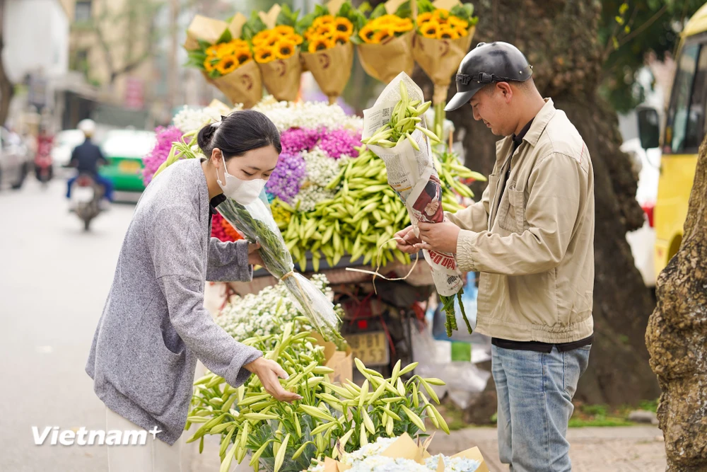 Mỗi năm cứ vào dịp cuối tháng Ba đầu tháng Tư, khi hoa loa kèn bắt đầu vào mùa thì lượng hoa đổ về chợ đầu mối cũng tăng lên nhằm phục vụ nhu cầu chơi hoa của người dân Thủ đô. (Ảnh: Diễm Hằng/Vietnam+) 