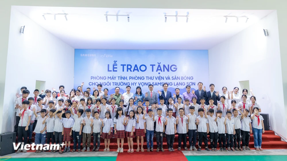 Sáng 12/4 tại Lạng Sơn, Samsung Việt Nam trao tặng phòng học máy tính, thư viện và sân bóng cho các em học sinh tại Ngôi trường Hy vọng Samsung Lạng Sơn tại thôn Trung Cấp, xã Mai Pha, thành phố Lạng Sơn, tỉnh Lạng Sơn, nhằm mang tới một môi trường học tập tốt hơn cho các em học sinh tại đây. (Ảnh: Minh Sơn/Vietnam+)