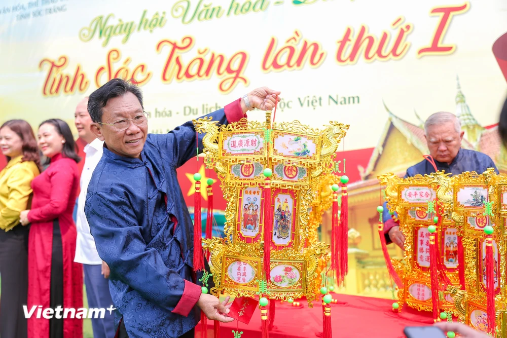 Lễ đấu đèn thường được tổ chức vào dịp Tết Nguyên Tiêu (Rằm tháng Giêng âm lịch). (Ảnh: Diễm Hằng/Vietnam+)
