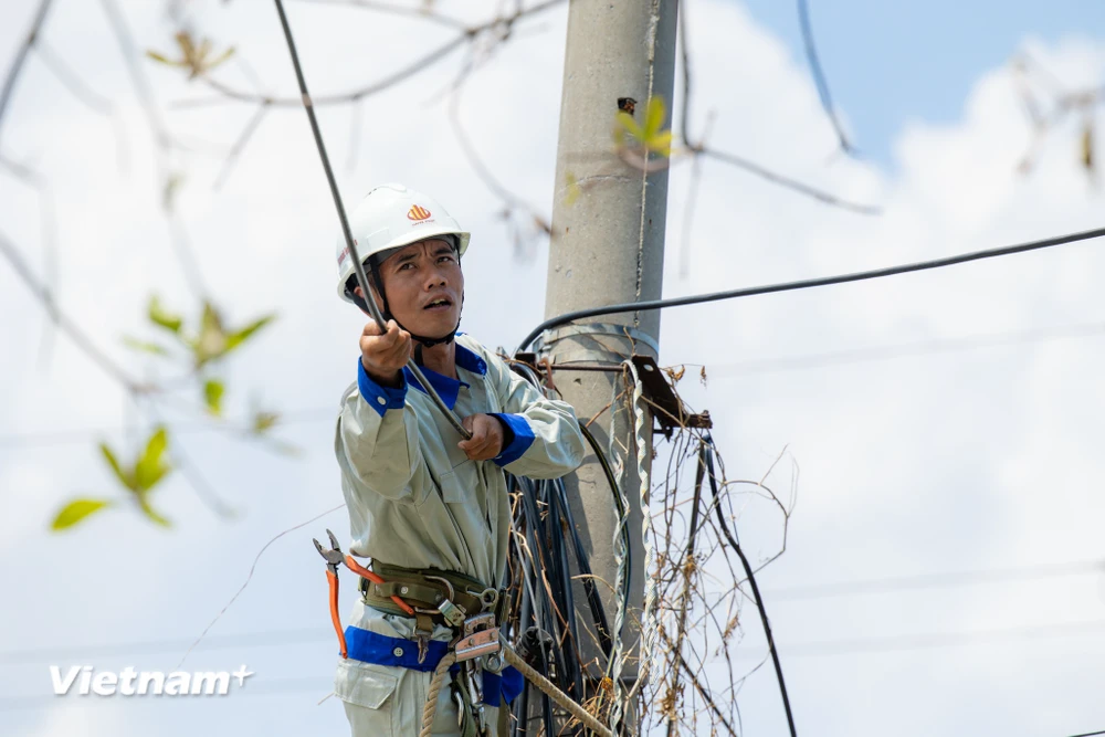 Viễn thông Quảng Ninh nỗ lực ‘cứu sóng’ khôi phục liên lạc cho người dân sau bão