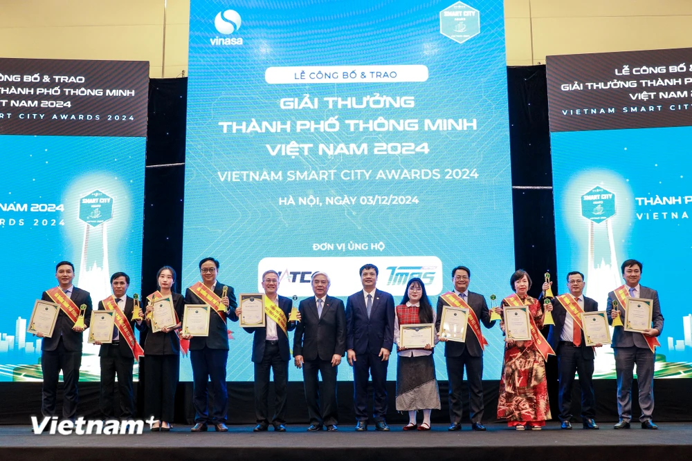 Đại diện các tỉnh thành phố nhận Giải thưởng Thành phố thông minh Việt Nam 2024. (Ảnh: PV/Vietnam+)