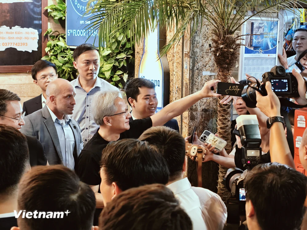 Thủ tướng Phạm Minh Chính cùng CEO NVIDIA dạo phố cổ Hà Nội và uống bia- Ảnh 5.