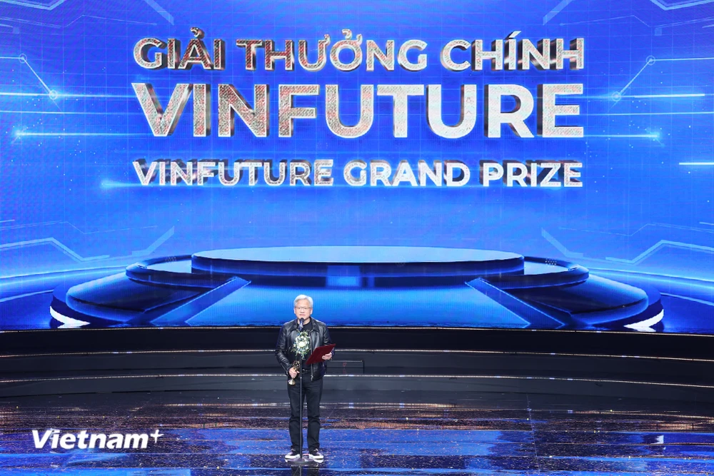 Ông Jensen Huang, CEO của NVIDIA - tập đoàn công nghệ hàng đầu thế giới cùng 4 nhà khoa học khác được trao Giải thưởng Chính VinFuture 2024. (Ảnh: Minh Sơn/Vietnam+)