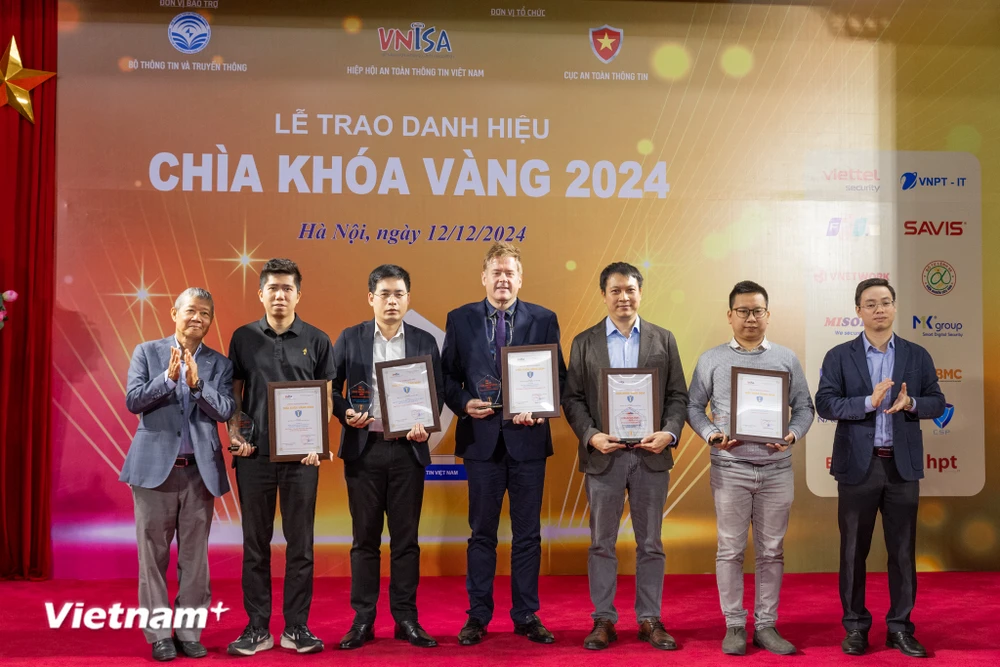 Các đơn vị, doanh nghiệp giành Danh hiệu Chìa khoá vàng năm 2024. (Ảnh: Minh Sơn/Vietnam+)