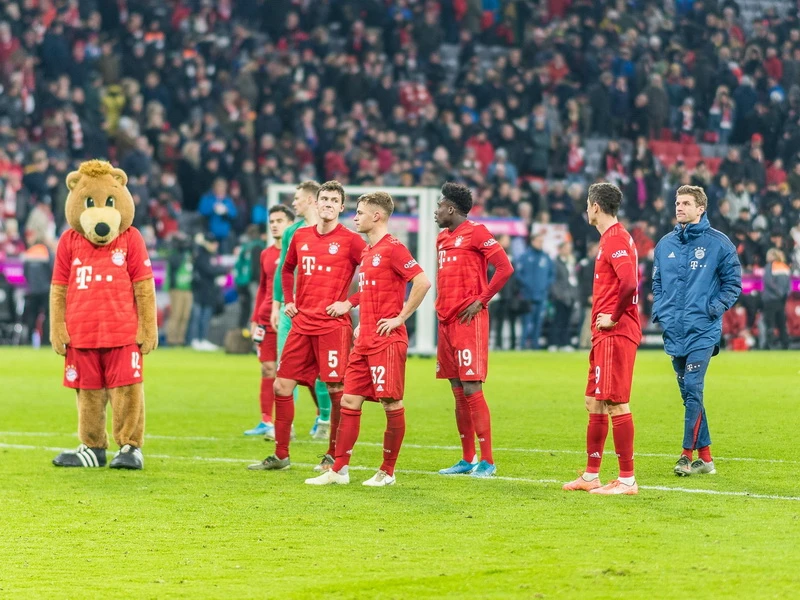 Các cầu thủ Bayern rầu rĩ sau trận thua đầy xui xẻo ngay tại sân nhà ở vòng đấu thứ 13 Bundesliga (Nguồn: Fcb.de)