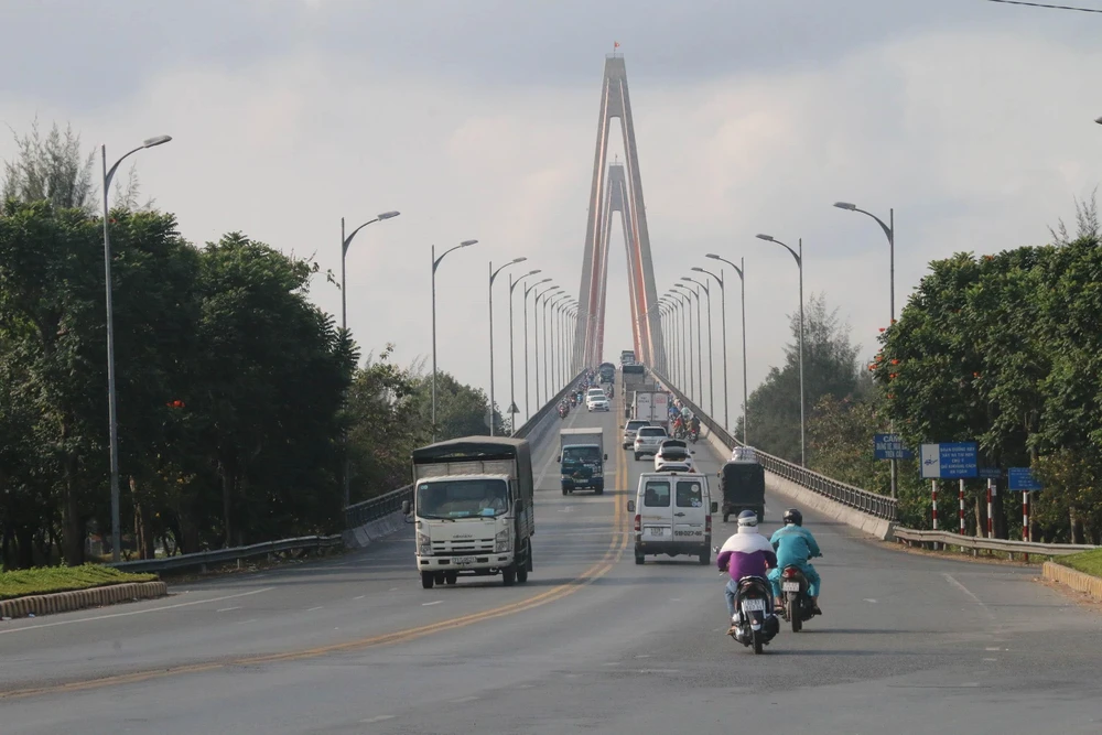 Cầu Rạch Miễu trên Quốc lộ 60 nối Tiền Giang với Bến Tre và các tỉnh duyên hải Nam bộ. (Ảnh: Minh Trí/TTXVN)