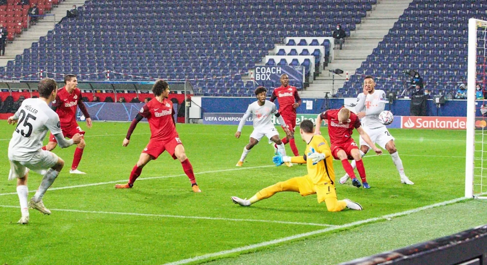 Pha đốt lưới nhà của cầu thủ FC Salzburg sau cú sút của Thomas Müller (Nguồn: Fcb.com)