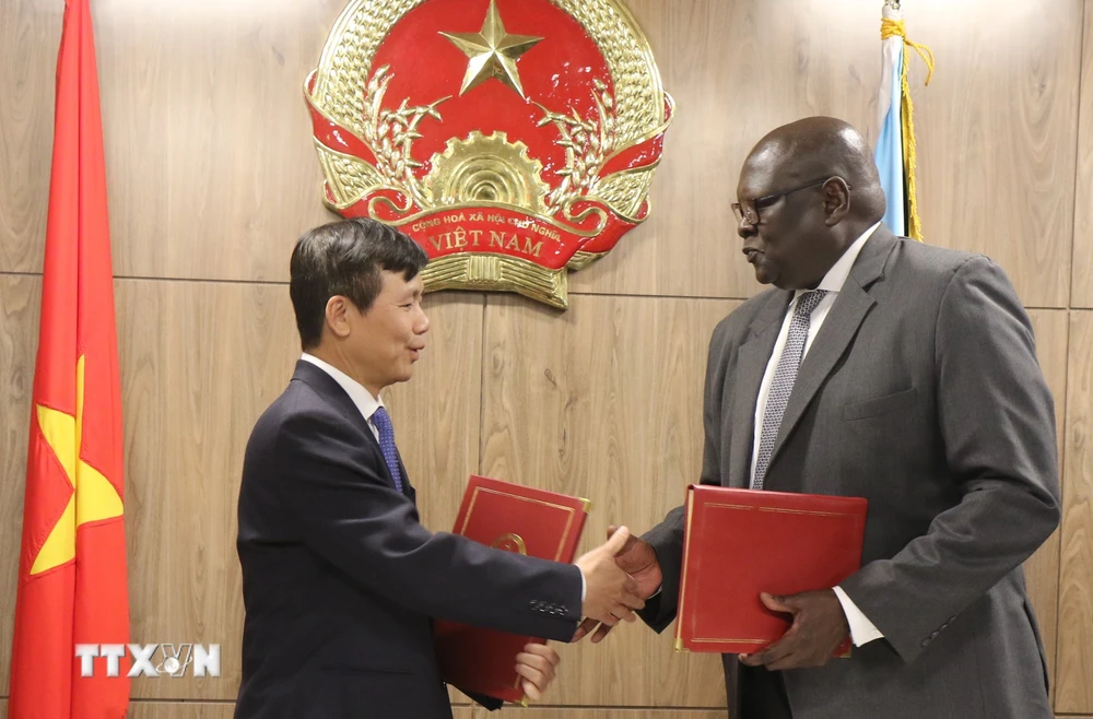 Đại sứ Đặng Đình Quý, Trưởng phái đoàn đại diện Việt Nam tại Liên hợp quốc và Đại sứ Akuei Bona Malwal, Trưởng phái đoàn đại diện Nam Sudan tại Liên hợp quốc ký kết thiết lập quan hệ ngoại giao. (Ảnh: Hữu Thanh/TTXVN)