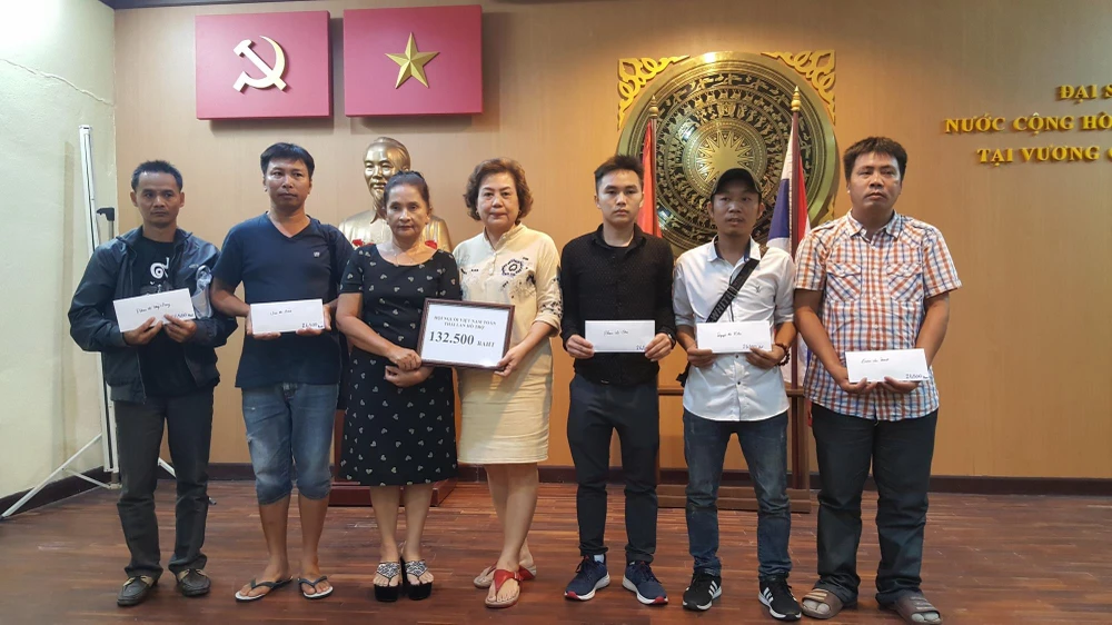 Đại diện Tổng hội người Việt tại Thái Lan trao quà động viên gia đình các nạn nhân. (Ảnh: Sơn Nam/TTXVN)