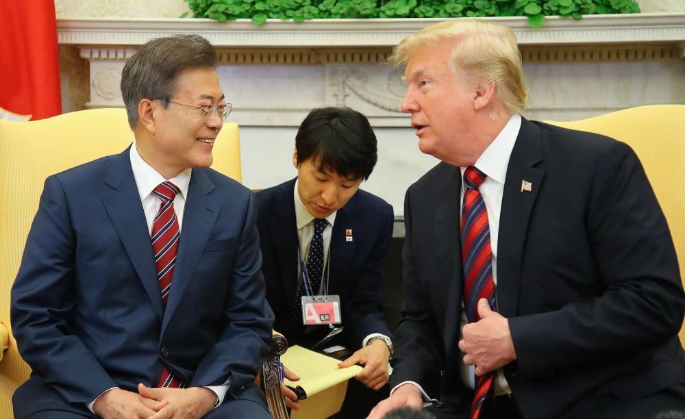 Tổng thống Hàn Quốc Moon Jae-in (trái) trong cuộc gặp Tổng thống Mỹ Donald Trump (phải) tại Nhà Trắng ở Washington DC., ngày 22/5/2019. (Nguồn: YONHAP/TTXVN)