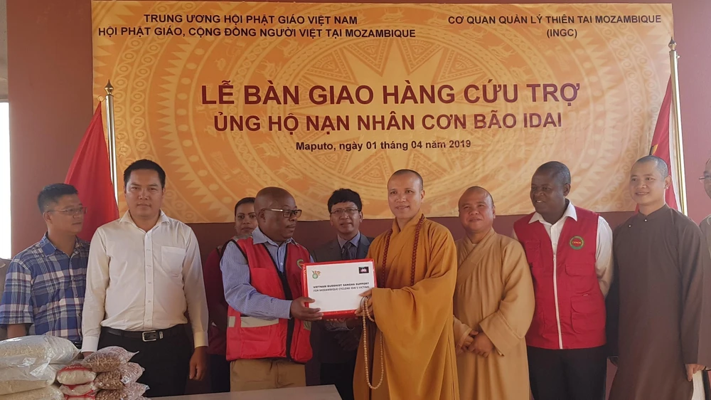 Thượng tọa Thích Đồng Huệ trao quà cứu trợ của Trung ương Giáo hội Phật giáo Việt Nam cho Cơ quan Trung ương quản lý thiên tai của Mozambique. (Nguồn: Phi Hùng/TTXVN)