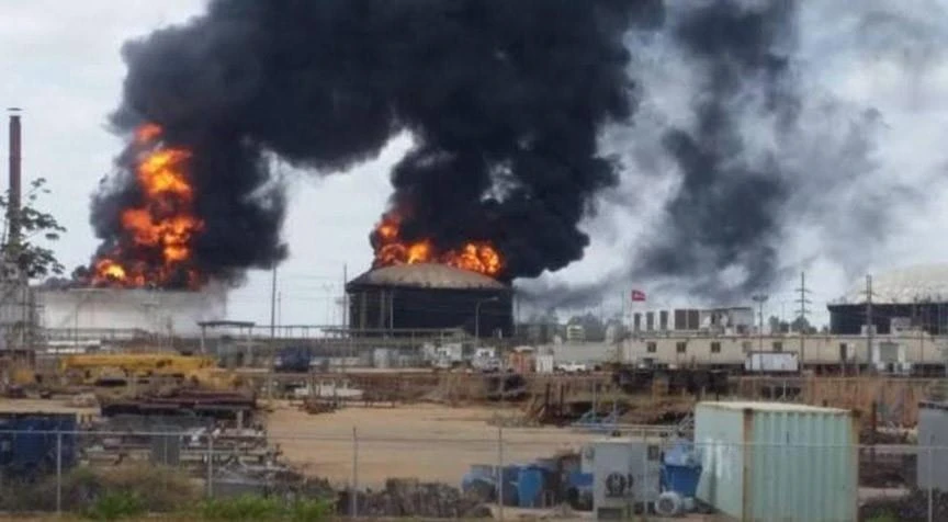 Khói lửa bốc lên nghi ngút tại hiện trường vụ nổ bồn chứa nhiên liệu của nhà máy xử lý dầu thô nặng Petro San Felix ở San Diego de Cabrutica, miền Đông Venezuela ngày 13/3/2019. (Nguồn: El Tigre/TTXVN)