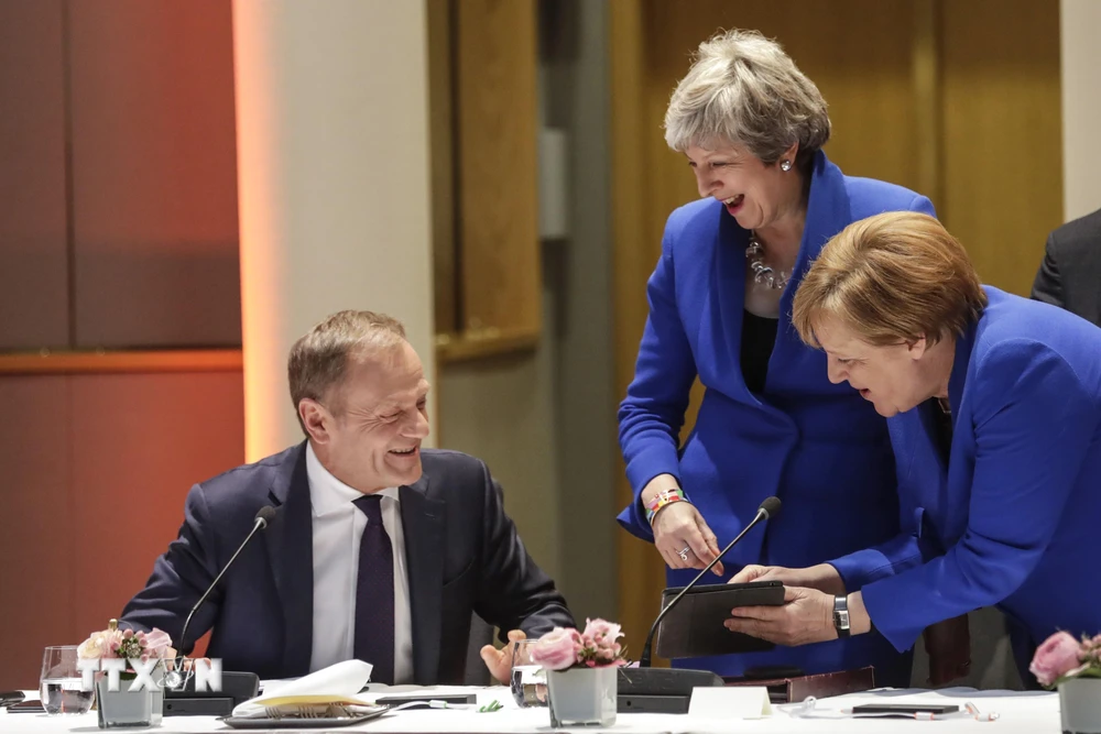 Thủ tướng Anh Theresa May (giữa), Chủ tịch Hội đồng châu Âu Donald Tusk (trái) và Thủ tướng Đức Angela Merkel tại hội nghị thượng đỉnh bất thường của EU về Brexit ở Brussels (Bỉ) ngày 10/4/2019. (Nguồn: AFP/TTXVN)