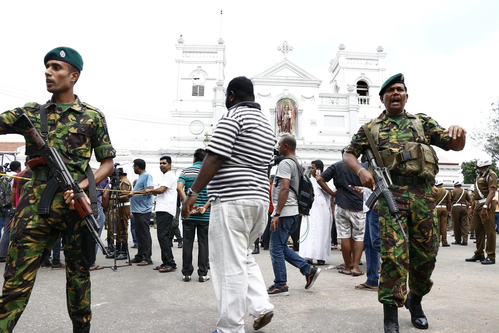 Lực lượng an ninh được triển khai bên ngoài một nhà thờ ở Colombo, Sri Lanka, sau loạt vụ nổ ngày 21/4/2019. Ảnh: THX/ TTXVN