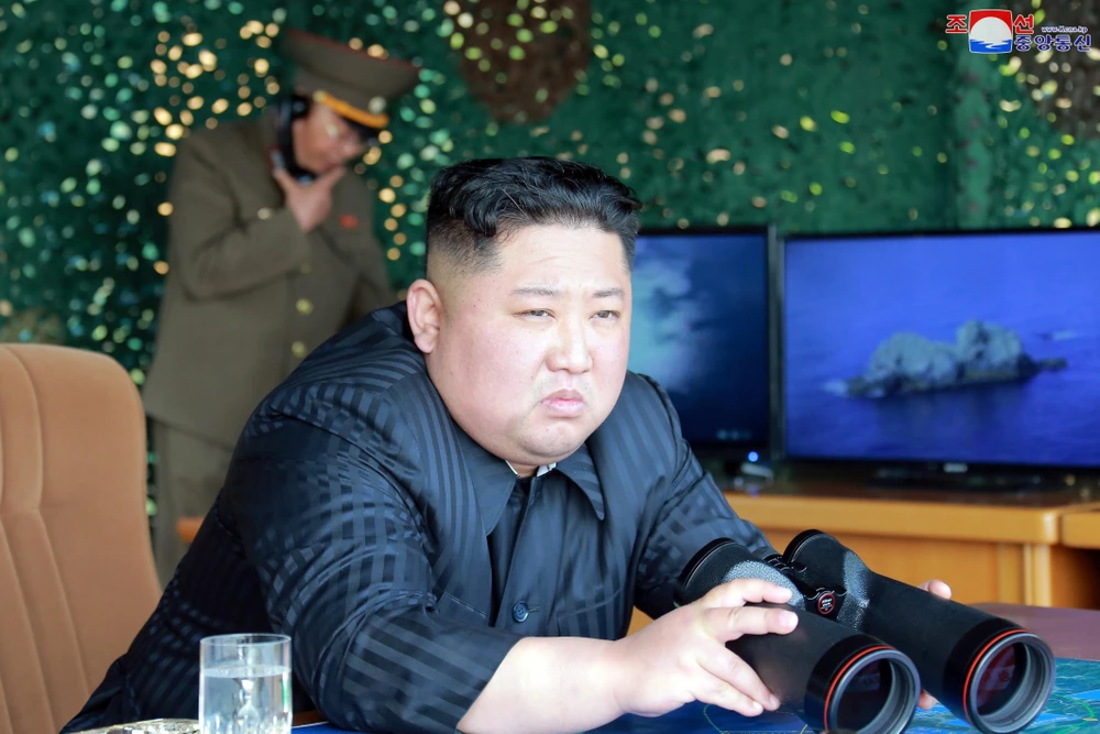 Nhà lãnh đạo Triều Tiên Kim Jong-un thị sát buổi diễn tập phóng thử nghiệm vũ khí chiến lược tại khu vực phía đông Triều Tiên ngày 4/5/2019. (Ảnh: YONHAP/TTXVN)