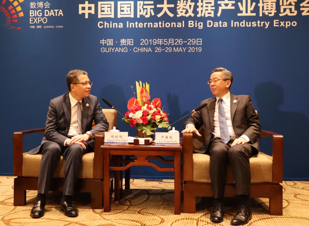 Đại sứ Đặng Minh Khôi (trái) hội kiến với Phó Tỉnh trưởng Quý Châu, Lư Ung Chính. (Ảnh: Lương Anh Tuấn/TTXVN)
