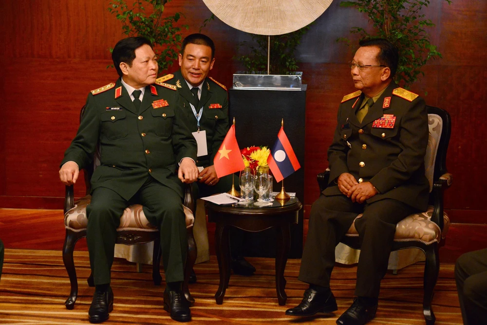 Bộ trưởng Bộ Quốc phòng, Đại tướng Ngô Xuân Lịch hội đàm với Bộ trưởng Quốc và Đại tướng, Bộ trưởng Quốc phòng Lào Chansamon Chanyalat. (Ảnh: Ngọc Quang/TTXVN)