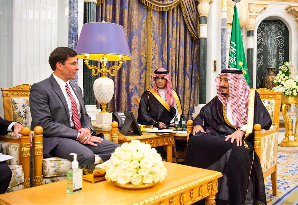 Quốc vương Saudi Arabia Salman (phải) và Bộ trưởng Quốc phòng Mỹ Mark Esper (trái) trong cuộc gặp tại Riyadh ngày 22/10/2019. (Ảnh: AFP/ TTXVN)