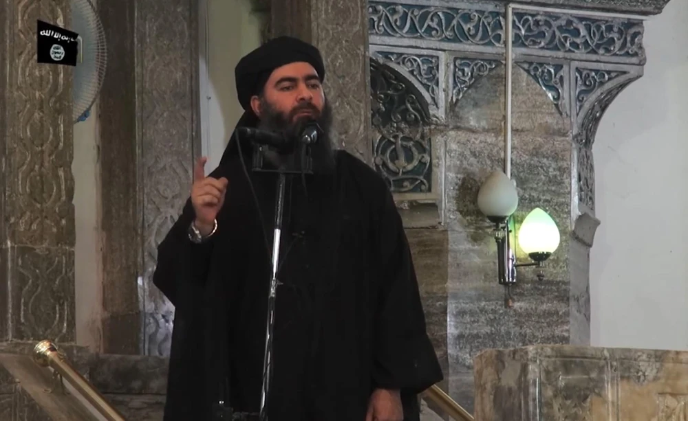 Trong ảnh (tư liệu): Hình ảnh trích từ video của kênh truyền thông Al-Furqan cho thấy thủ lĩnh tổ chức khủng bố IS Abu Bakr al-Baghdadi xuất hiện tại thành phố Mosul, Iraq. (Ảnh: AFP/TTXVN)