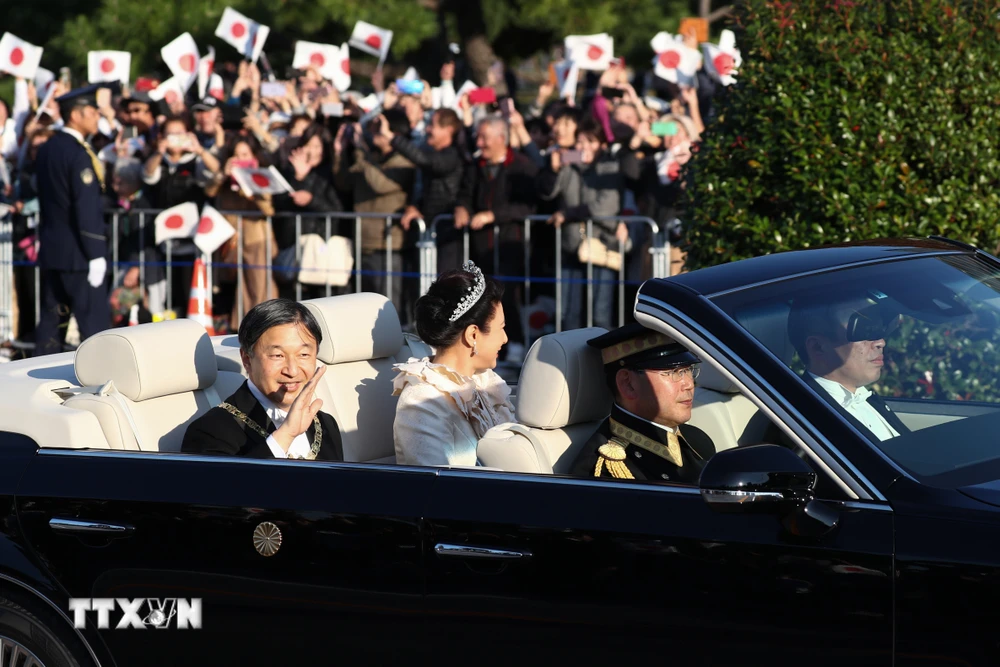 Nhật hoàng Naruhito và Hoàng hậu Masako tại lễ diễu hành ở Tokyo, Nhật Bản, ngày 10/11/2019. (Ảnh: AFP/TTXVN)