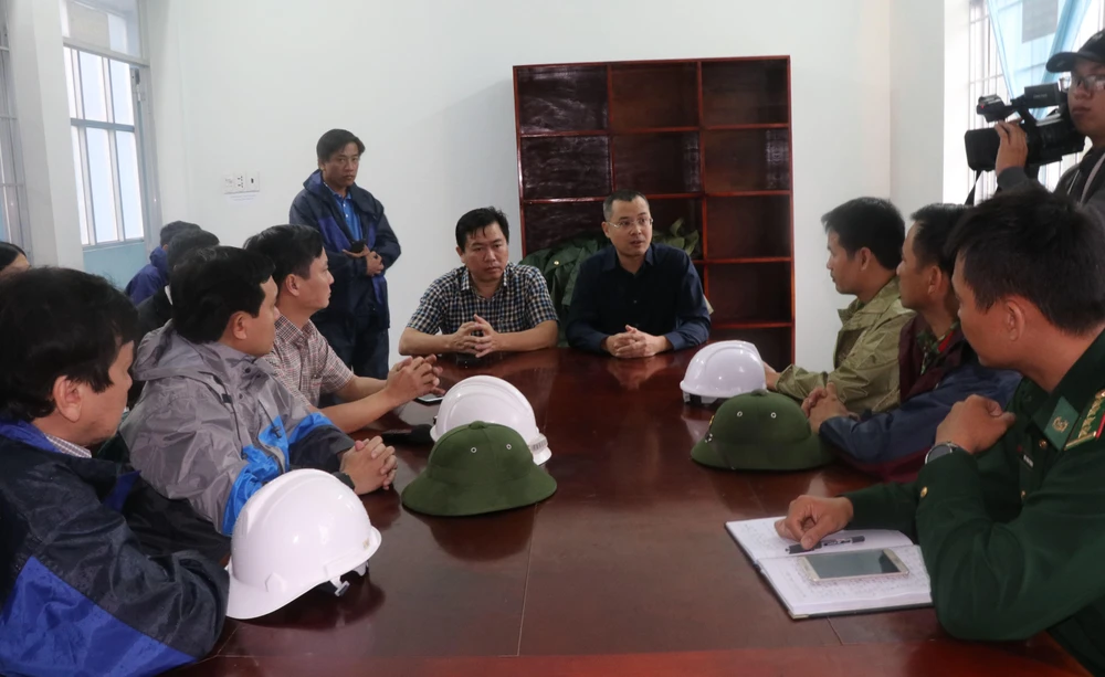 Chủ tịch UBND tỉnh Phú Yên Phạm Đại Dương (áo đen) kiểm tra công tác ứng phó bão số 6 tại huyện Đông Hòa. (Ảnh: Phạm Cường/TTXVN)