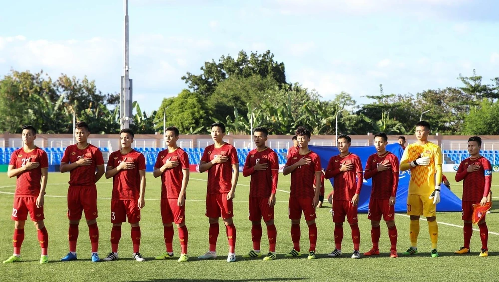 Đội U22 Việt Nam chào cờ trước trận đấu. (Ảnh: Hoàng Linh/TTXVN)