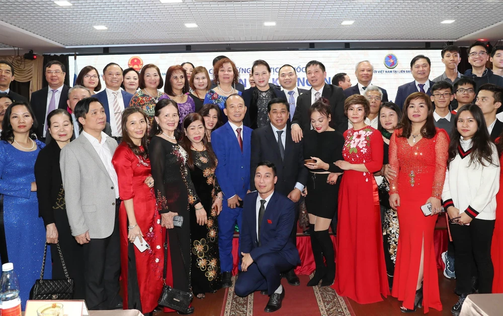 Trong ảnh: Chủ tịch Quốc hội Nguyễn Thị Kim Ngân với cộng đồng người Việt Nam tại buổi gặp gỡ. (Ảnh: Trọng Đức/TTXVN)