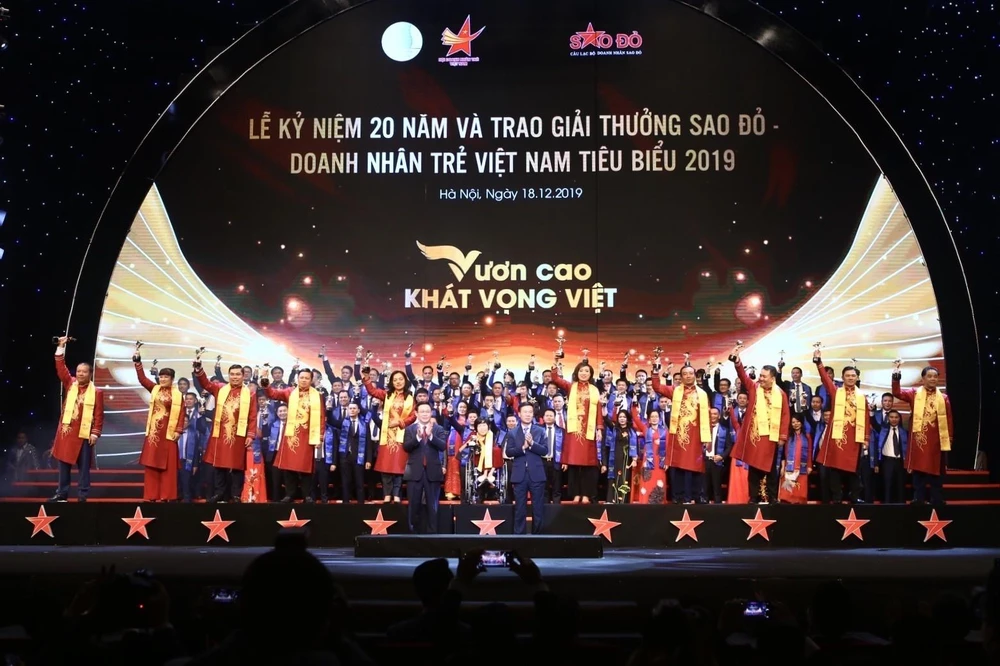 Trưởng Ban Tuyên giáo Trung ương Võ Văn Thưởng và Phó thủ tướng Vương Đình Huệ trao giải cho 10 Doanh nhân Sao Đỏ xuất sắc nhất năm 2019. (Ảnh: Minh Quyết /TTXVN)