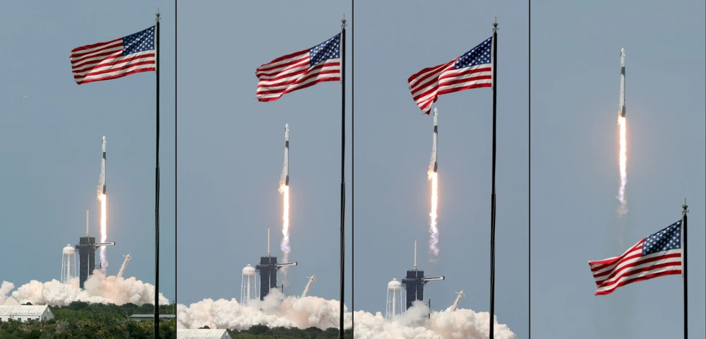 Tên lửa đẩy Falcon 9 mang theo tàu vũ trụ Crew Dragon của Tập đoàn SpaceX rời bệ phóng tại Trung tâm vũ trụ Kennedy ở Florida, Mỹ ngày 30/5/2020. (Ảnh: AFP/TTXVN)